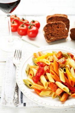 Biber, havuç ve domates ahşap masa arka plan ile makarna salatası