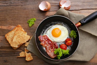 Pastırmalı yumurta rustik ahşap plakalar arka plan üzerinde