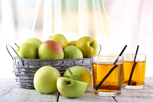 Bodegón con sidra de manzana y manzanas frescas sobre mesa de madera —  Fotos de Stock