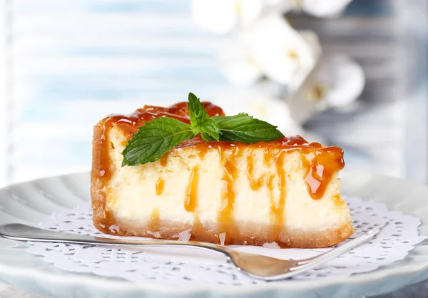 Torta di formaggio su tovagliolo di carta in piatto su sfondo di legno — Foto Stock