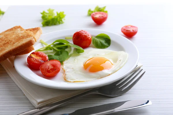 Bacon et oeufs sur fond de table en bois couleur — Photo