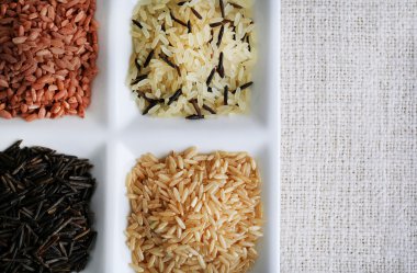 Pirinç kumaş arka plan üzerinde plaka üzerinde farklı türleri