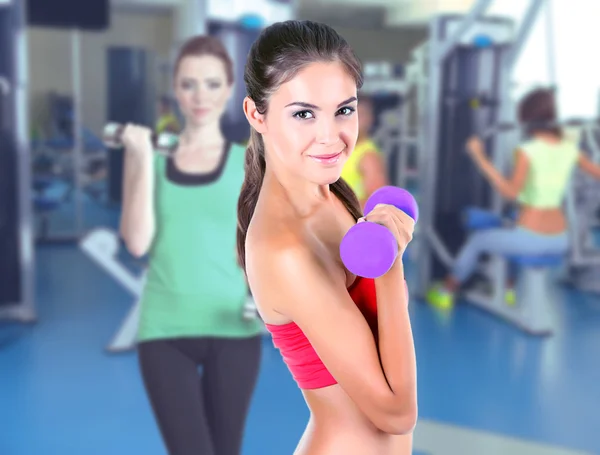 Bella ragazza che fa esercizi in palestra — Foto Stock