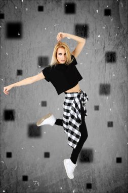 Hip hop dans dikey gri arka plan üzerinde