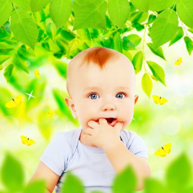 doğal zemin üzerinde şirin bebek