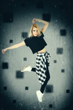 Hip hop dans dikey gri arka plan üzerinde