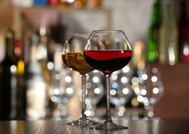 İki bardak şarap ile bar-arka plan üzerinde