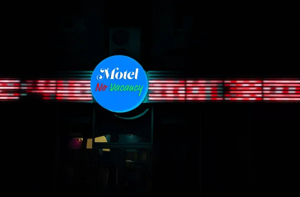 Motelschild am Gebäude in der Nacht — Stockfoto
