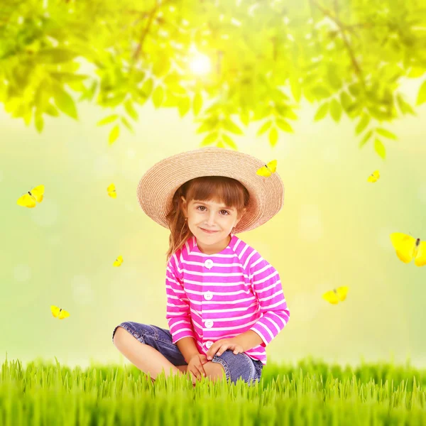 Милая маленькая девочка на естественном фоне — стоковое фото