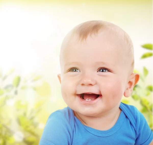 Bébé garçon mignon sur fond naturel — Photo