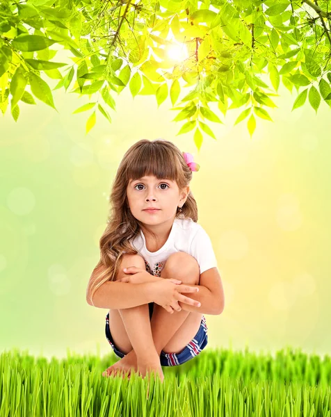 Menina bonito no fundo natural — Fotografia de Stock