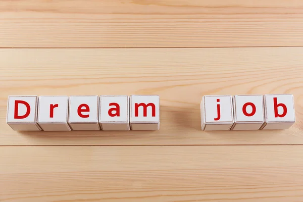 Dream Job фраза, написанная с деревянными кубиками — стоковое фото