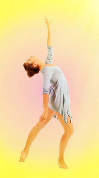 明るい色の背景の若い美しいダンサー — ストック写真