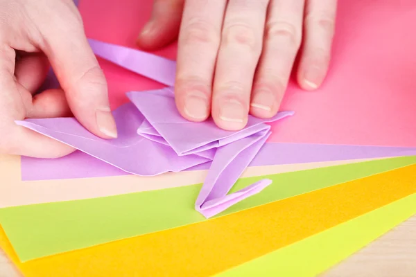 Grue origami fabriquant des mains, gros plan — Photo