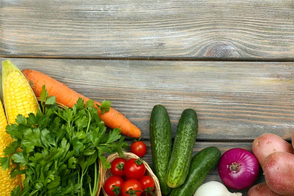 Cornice estiva con verdure fresche biologiche e frutta su sfondo di legno — Foto Stock