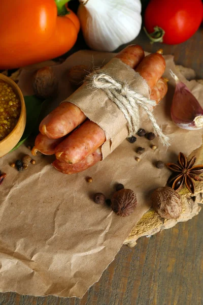 Composición de salchichas finas, mostaza en tazón y especias sobre fondo de madera — Foto de Stock