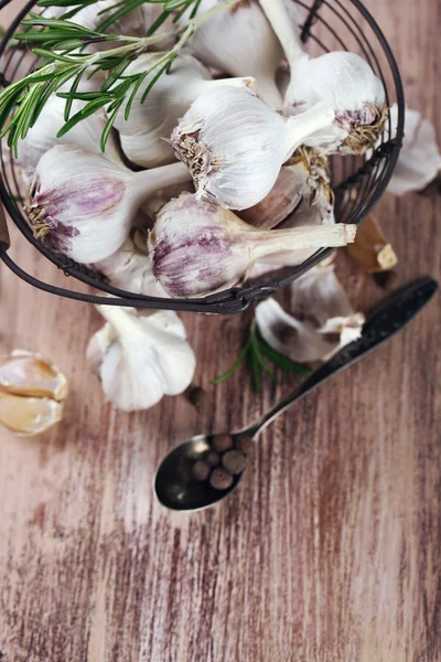 Raw garlic and spices — Stock Photo, Image