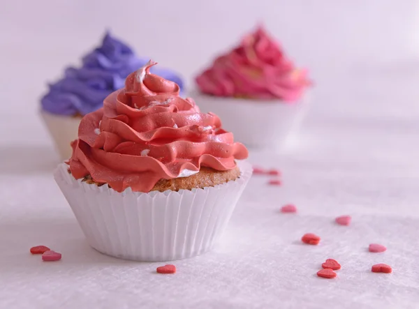 Leckere Cupcakes auf dem Tisch aus nächster Nähe — Stockfoto