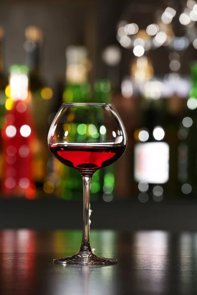 Glas wijn met bar — Stockfoto