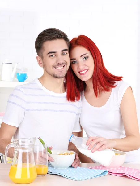 Mutlu çift kahvaltı mutfak vardır.