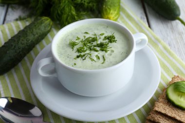 Salatalık çorbası kase renk ahşap masa arka plan üzerinde