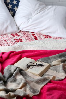 Kitap ve yatak yakın çekim gözlük
