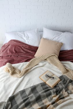 Kitap ve yatak yakın çekim gözlük