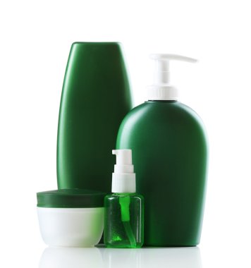 Beyaz arkaplanda izole edilmiş kozmetik şişeler