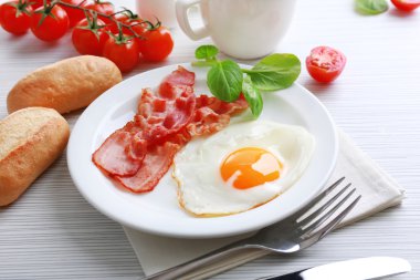 Pastırmalı yumurta ahşap tablo