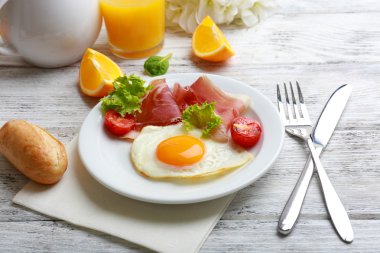 Pastırmalı yumurta ahşap tablo
