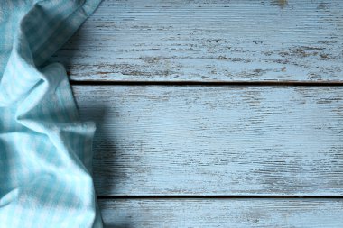 Tahta masadaki peçete.