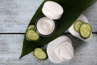 Kozmetik krem dilim salatalık ve spa taşlar ahşap arka plan üzerinde