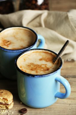 Ahşap masa üzerinde lezzetli kapuçino ile güzel kompozisyon