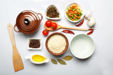 Gıda katkı maddeleri ve üzerinde beyaz izole yemek pişirmek için mutfak gereçleri