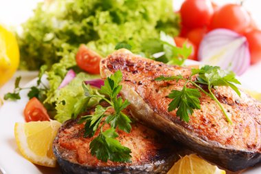 Lezzetli balık plaka yakın çekim üzerinde pişmiş