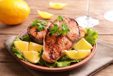 Masanın üzerinde lezzetli pişmiş balık tabağı.