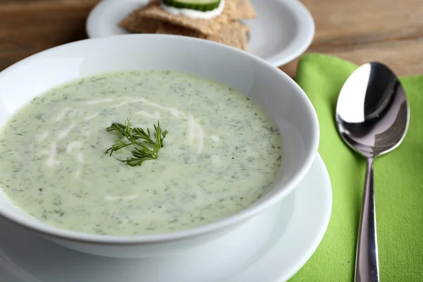 Gurkensuppe in Schüssel auf rustikalem Holztischhintergrund — Stockfoto