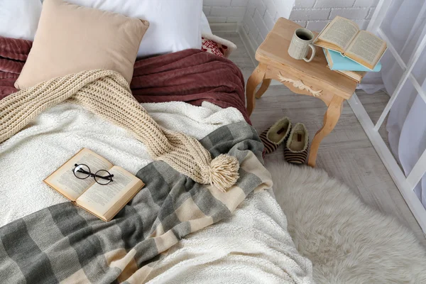 Boek en bril op bed close-up — Stockfoto