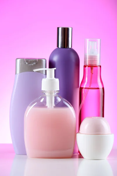 Kosmetické lahví na světlé pozadí — Stock fotografie