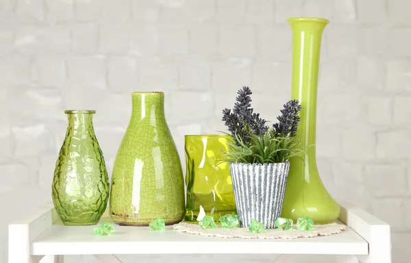 Vasos decorativos e planta na mesa — Fotografia de Stock