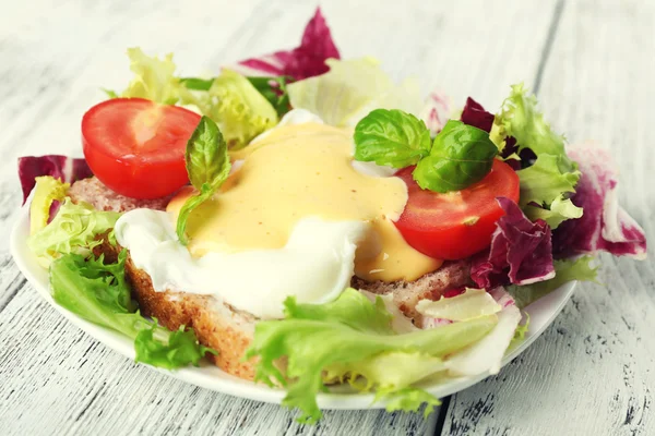 Tostadas con huevo Benedict y tomate —  Fotos de Stock