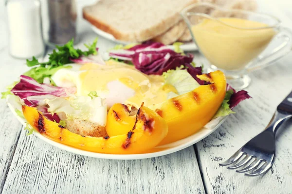 Torrada com ovo Benedict e verduras no prato na mesa de madeira — Fotografia de Stock