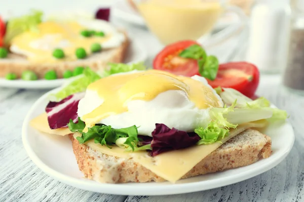 Toast with egg Benedict and tomato — Stock Photo, Image