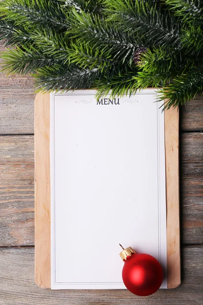 Tablero de menú con decoración de Navidad sobre fondo de tablones de madera — Foto de Stock