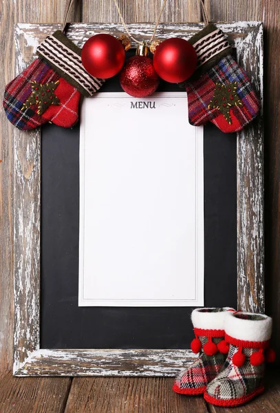 Menu desky s vánoční výzdobou na pozadí Dřevěná prkna — Stock fotografie