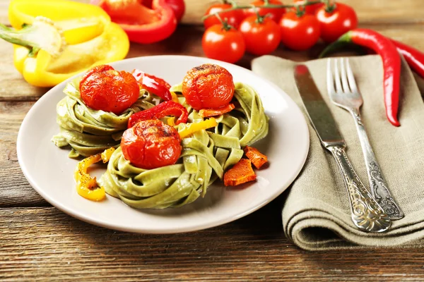 Pastasallad med paprika, morot och tomat — Stockfoto