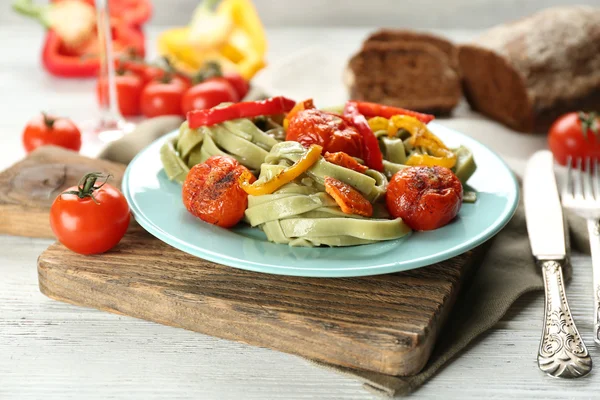 Smakfull pasta med pepper, gulrot og tomater – stockfoto