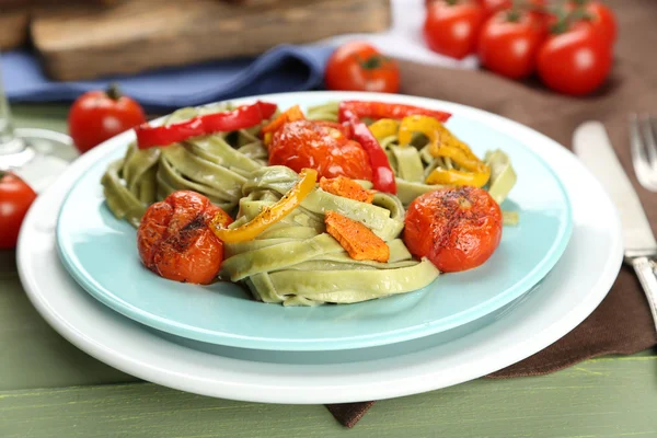Pasta salad with pepper, carrot and tomatoes — Stock Photo, Image