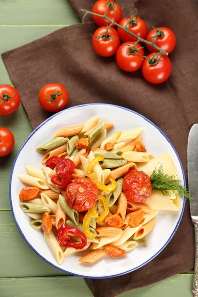 ピーマン、にんじん、トマトとパスタのサラダ — ストック写真