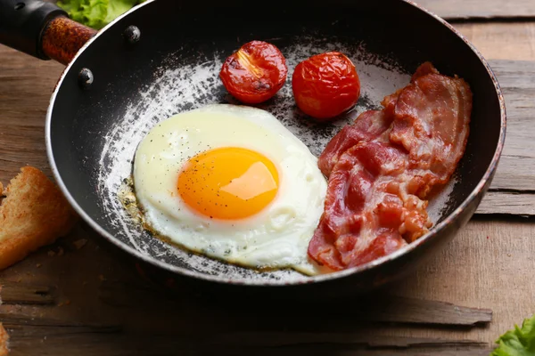 Bacon and eggs on wooden planks — Stock Photo, Image